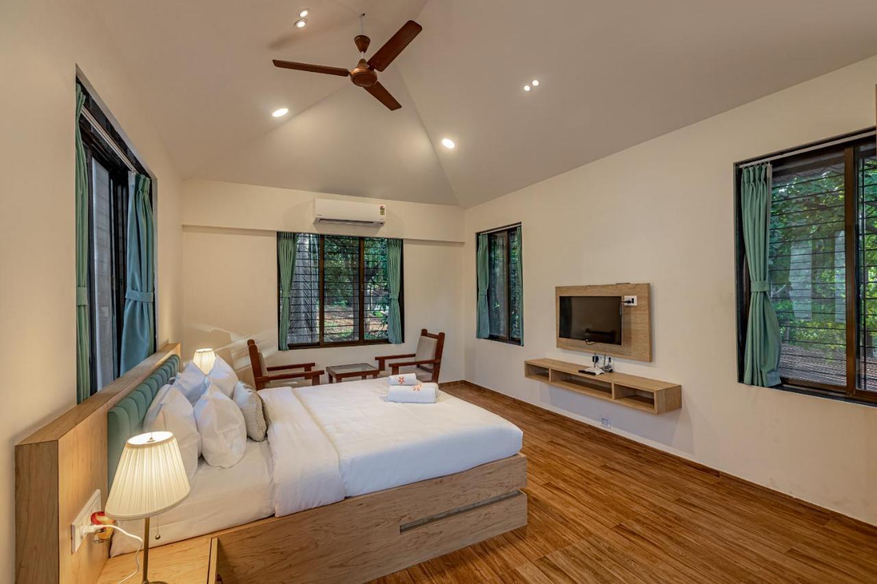 Saffronstays Riverfront Manor, 5-Bdr Pool Villa By Pej River Карджат Экстерьер фото